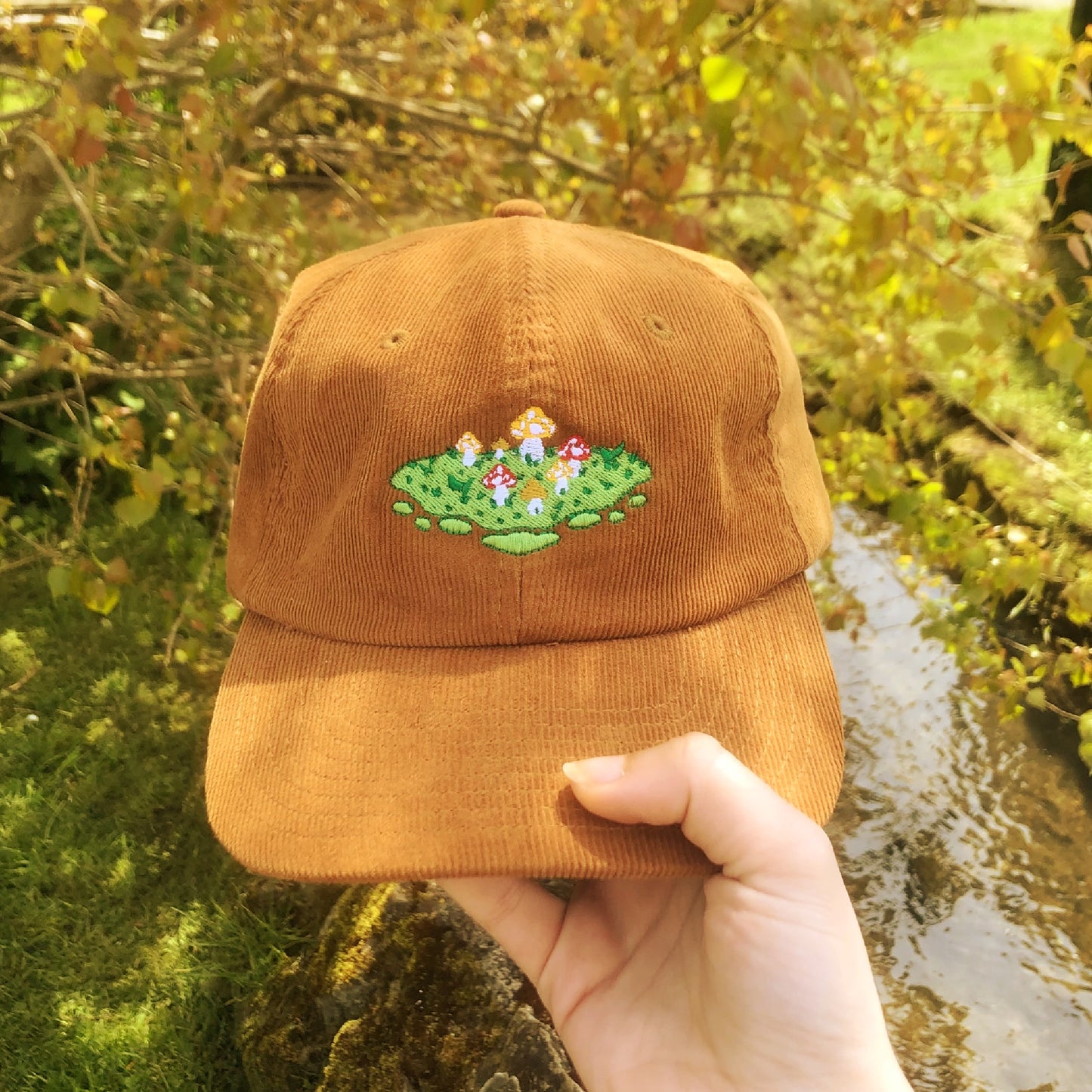 Casquette camel en velours côtelé et brodé - Champignons