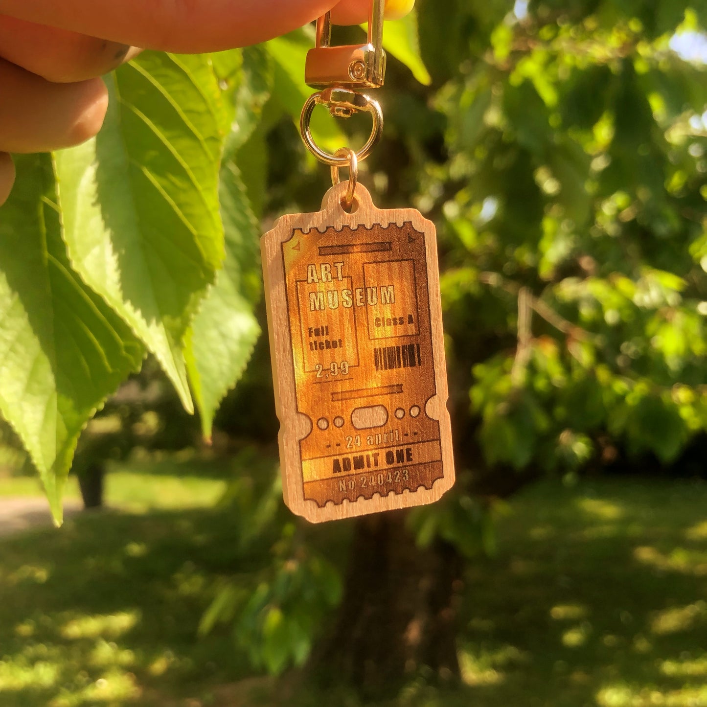 Porte clé en bois - Ticket musée d'art